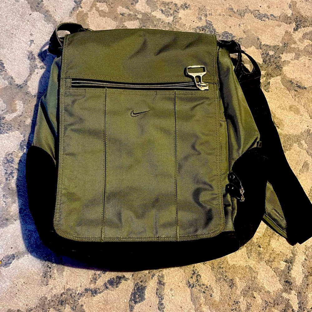 Clean laptop Nike air side bag clean ready to be shipped